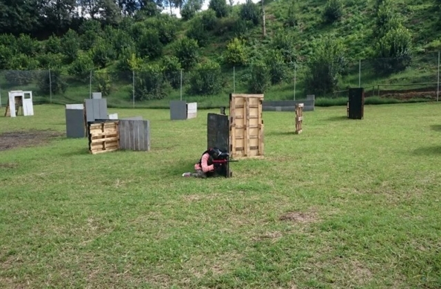 juega entre trincheras